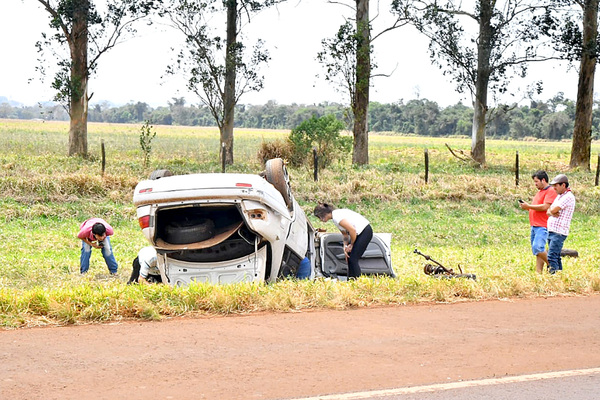 Una familia entera resulta con heridas tras aparatoso vuelco de una furgoneta