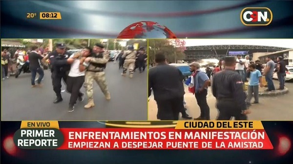 Paseros se enfrentan a policías y militares en Aduanas de CDE