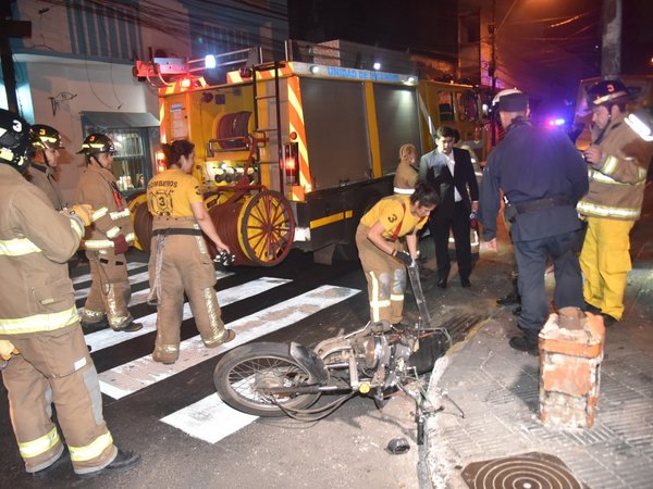Choque entre bus y una moto deja heridos graves en Asunción