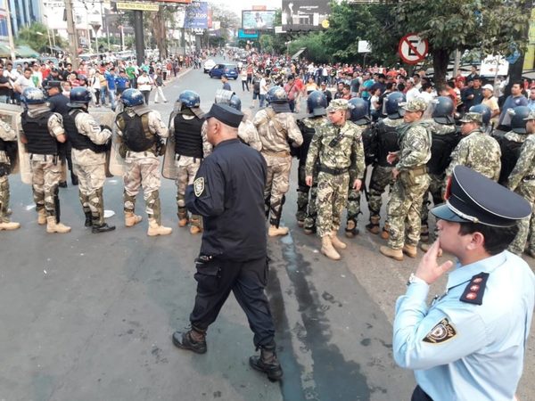 Paseros se enfrentan a policías y militares en la Aduanas de CDE - ADN Paraguayo