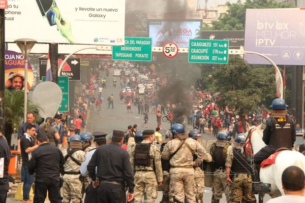 Heridos tras enfrentamiento entre paseros y policías en Ciudad del Este