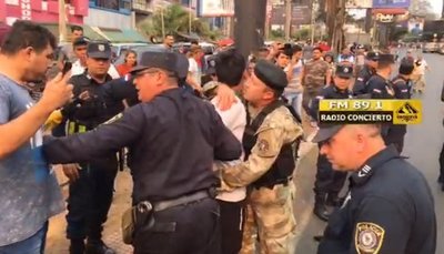 ENFRENTAMIENTO ENTRE PASEROS DE CIUDAD DEL ESTE, LA POLICÍA Y LA MARINA