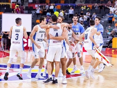 Una tormenta de triples y carácter lleva a Argentina a semifinales