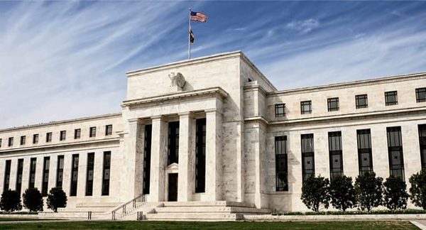 La FED afirma que la economía no caerá en recesión