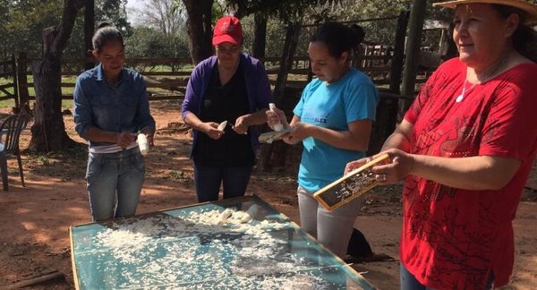 Mujeres feriantes de Curuguaty potencian producción diversificada de la mandioca