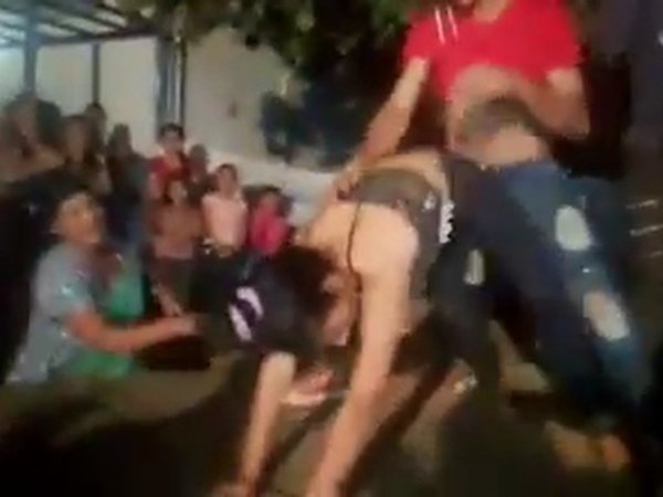 Le bajó del escenario a bailarina funky