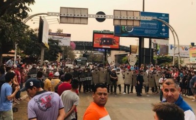 Enfrentamiento entre paseros y policías en Aduanas