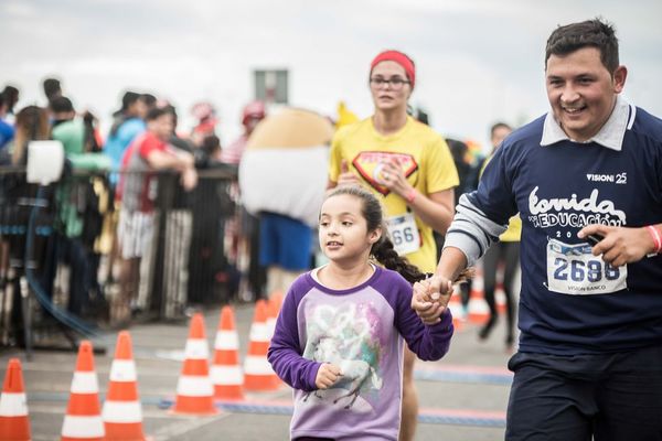 Alistan calzados deportivos para correr por la educación