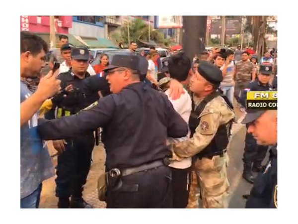 Enfrentamiento entre paseros de Ciudad del Este, la policía y la marina