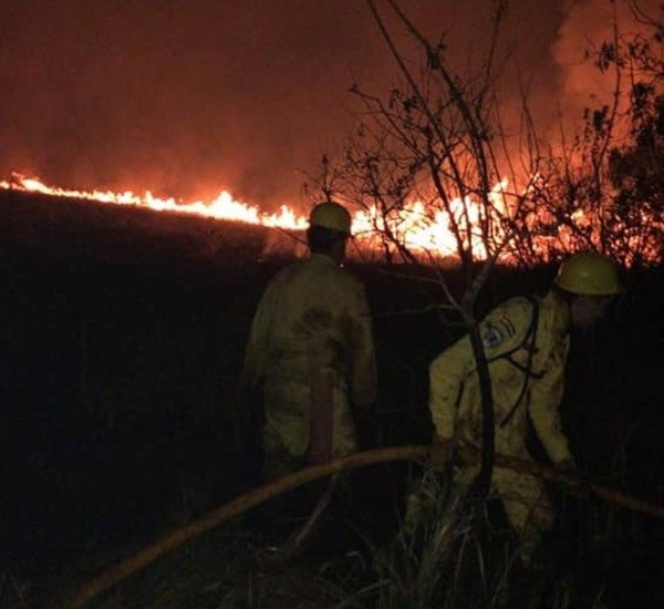 Intentaban apagar un incendio y fueron repelidos a tiros