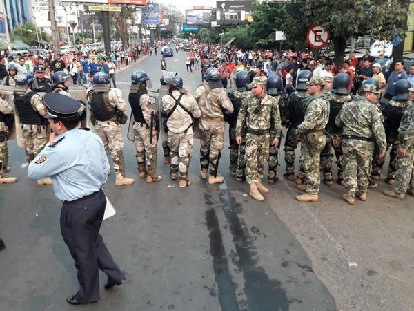 Paseros cierran Puente de la Amistad y se generan incidentes con antimotines - Digital Misiones