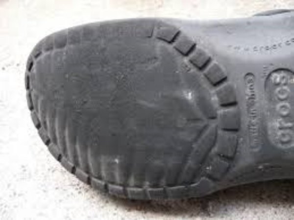 Crocs salvó a un niño de electrocutarse