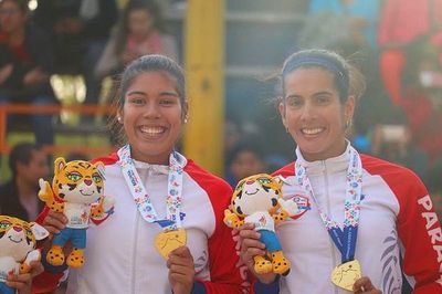 Con saques y remates, una atleta demuestra sus dotes en la arena - Periodismo Joven - ABC Color