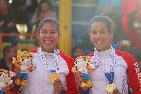 Con saques y remates, una atleta demuestra sus dotes en la arena   - Periodismo Joven - ABC Color