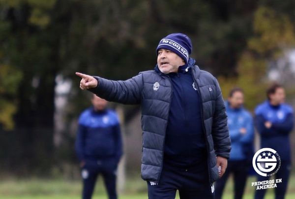 Maradona dirige su primera práctica - Fútbol - ABC Color