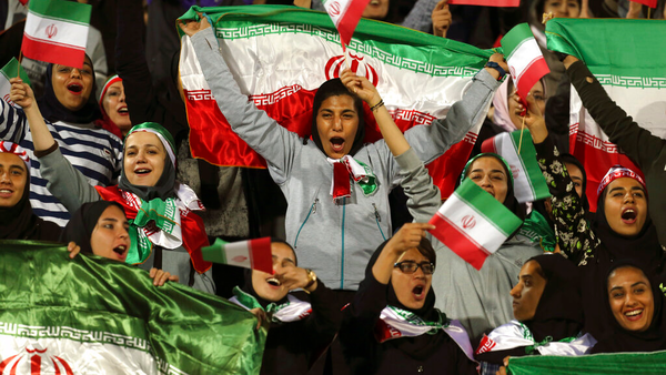 Mujer iraní fallece tras prenderse fuego fuera de un estadio de fútbol » Ñanduti