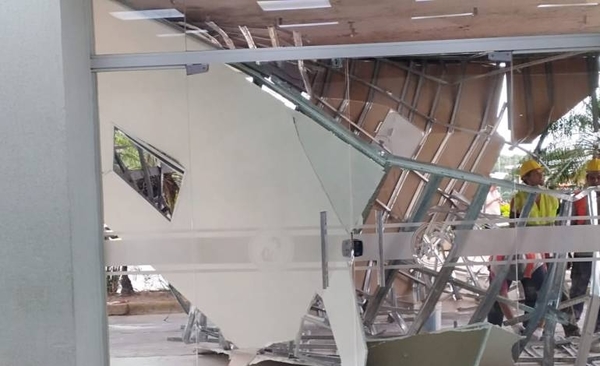HOY / Se desplomó techo de acceso principal del Hospital Central del IPS