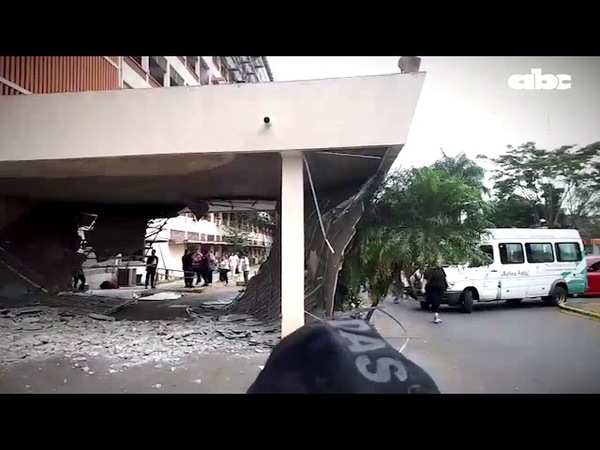 CAYÓ PARTE DEL TECHO EN LA ENTRADA PRINCIPAL DEL HOSPITAL CENTRAL DEL IPS