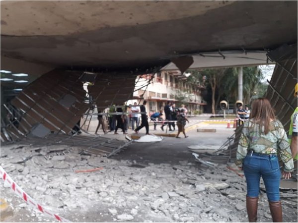 Se desploma parte del techo del Hospital de IPS