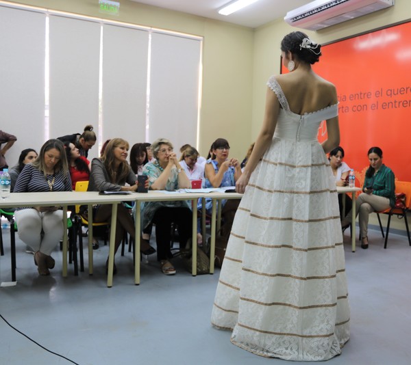 Artesanas de Yataity presentaron vestidos de novias | .::PARAGUAY TV HD::.