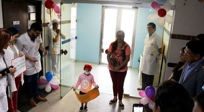 Dan de alta a niña que recibió transplante de médula ósea