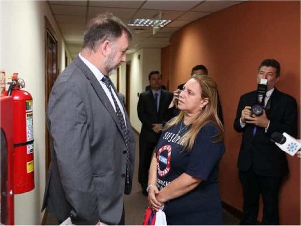 Funcionarios judiciales llegan a acuerdo con Hacienda y levantan paro