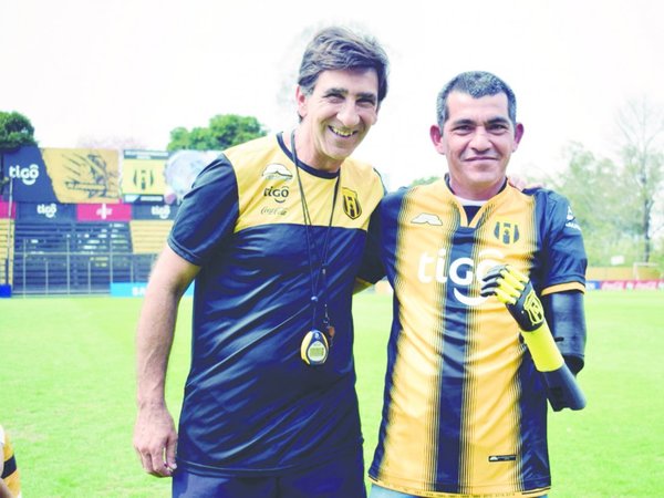 Lució su nueva prótesis aurinegra en la Toldería