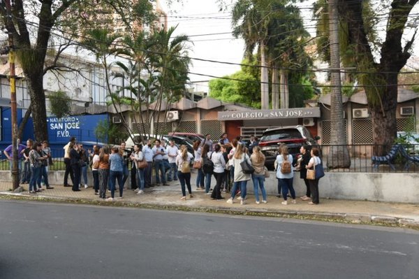 Padres del Colegio San José se enfrentan al director pastoral