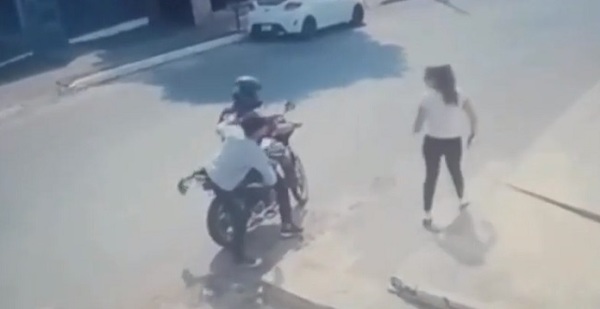 Video retrata actuar de motochorros a plena luz del día