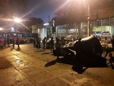 Indígenas bloquean la Avenida Artigas para llamar la atención del Gobierno - Nacionales - ABC Color