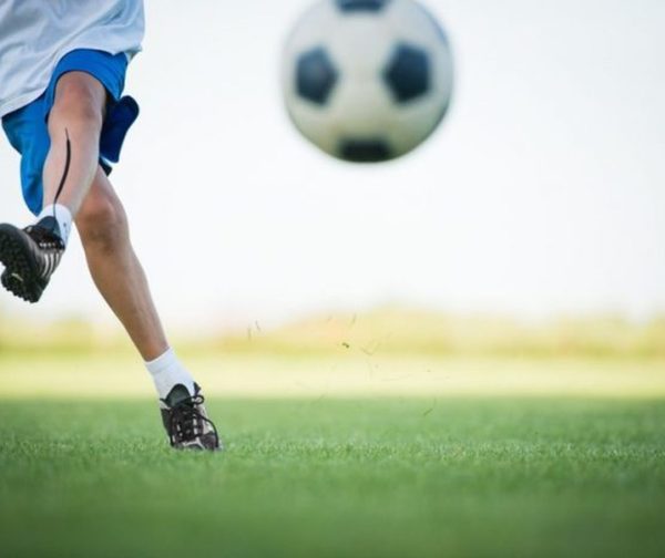 El conmovedor gesto de un niño que lesionó a su rival en un partido de fútbol.