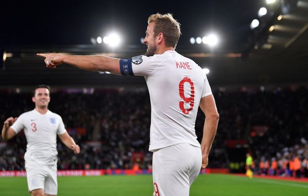 Inglaterra supera a Kosovo para seguir al frente