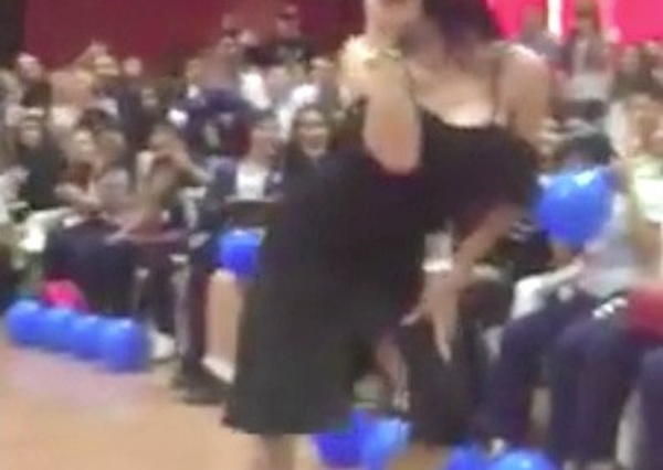 ¿Travesti “perreando” en un colegio de CDE?