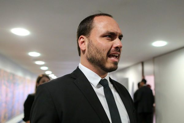 Hijo de Bolsonaro niega defender dictadura tras un “polémico tuit”