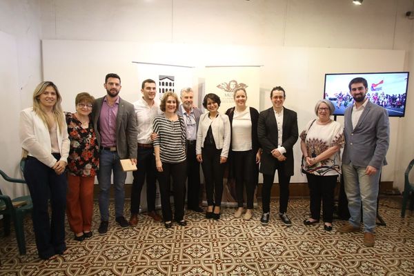 Presentan serie “Los originales”