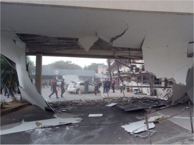 IPS: Parte de cielorraso del Hospital se desprende a meses de refacción