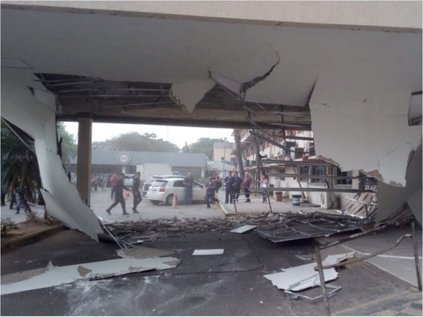 IPS: Parte de cielorraso del Hospital se desprende a meses de refacción