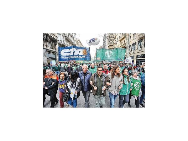 Desconfianza apura el retiro de dólares de bancos en Argentina