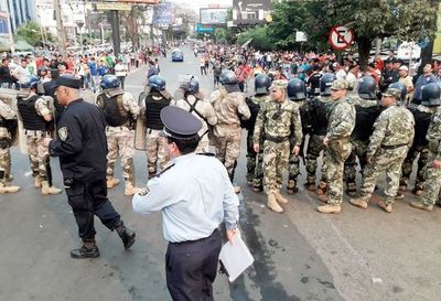 Batalla en CDE porque paseros exigen controles más flexibles en el puente - Economía - ABC Color