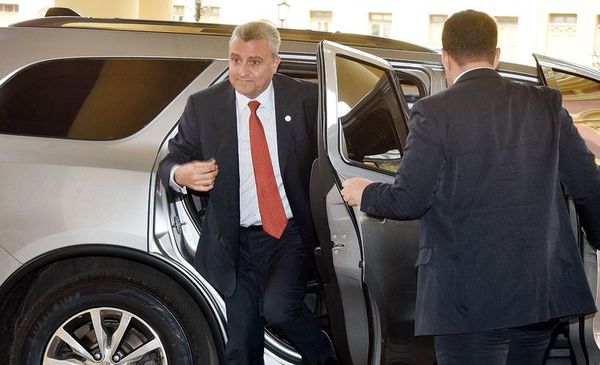El Gobierno apunta a políticos - Economía - ABC Color