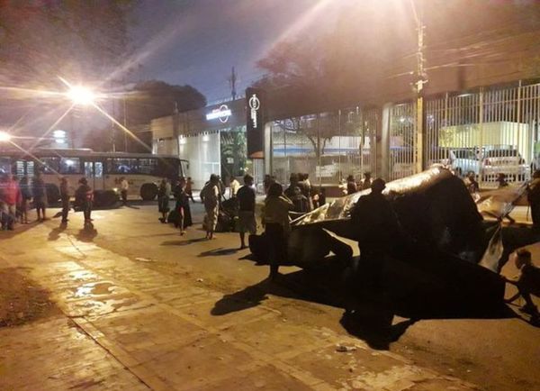 Indígenas bloquearon de nuevo  la avenida Artigas - Locales - ABC Color