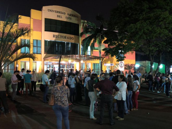 UNE va a huelga por tiempo indefinido