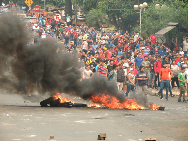 Jornada de protestas con saldo de heridos, detenidos y reclamo del sector comercial de Ciudad del Este