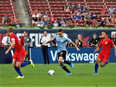 Estados Unidos mejora su juego y logra un empate valioso ante Uruguay