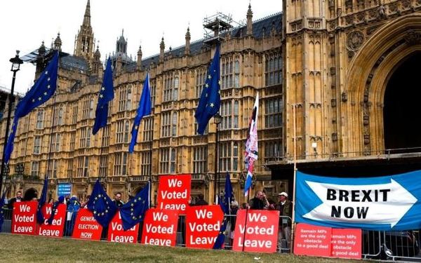 Con gritos y escándalo en la madrugada, quedó suspendido el Parlamento británico | .::Agencia IP::.