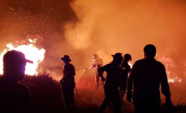 HOY / Policías brasileños dispararon contra bomberos que combatían el fuego en el Paraná Country