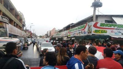 Vendedores cierran calle tras desalojo en San Lorenzo