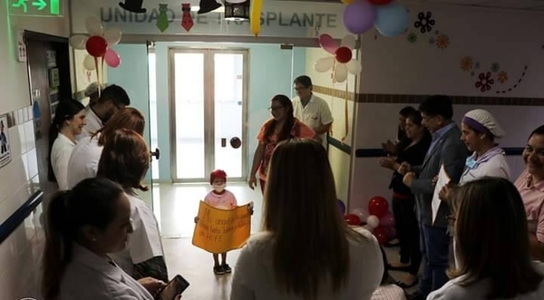 HOY / Con trasplante de médula ósea, niña logró vencer un tumor maligno