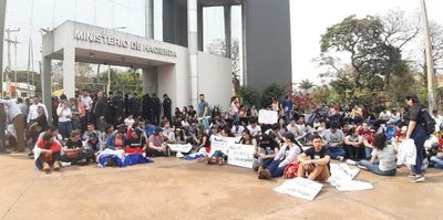 Se manifiestan contra recorte presupuestario a la UNE