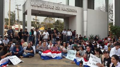 Docentes y estudiantes inician huelga en la UNE - Nacionales - ABC Color